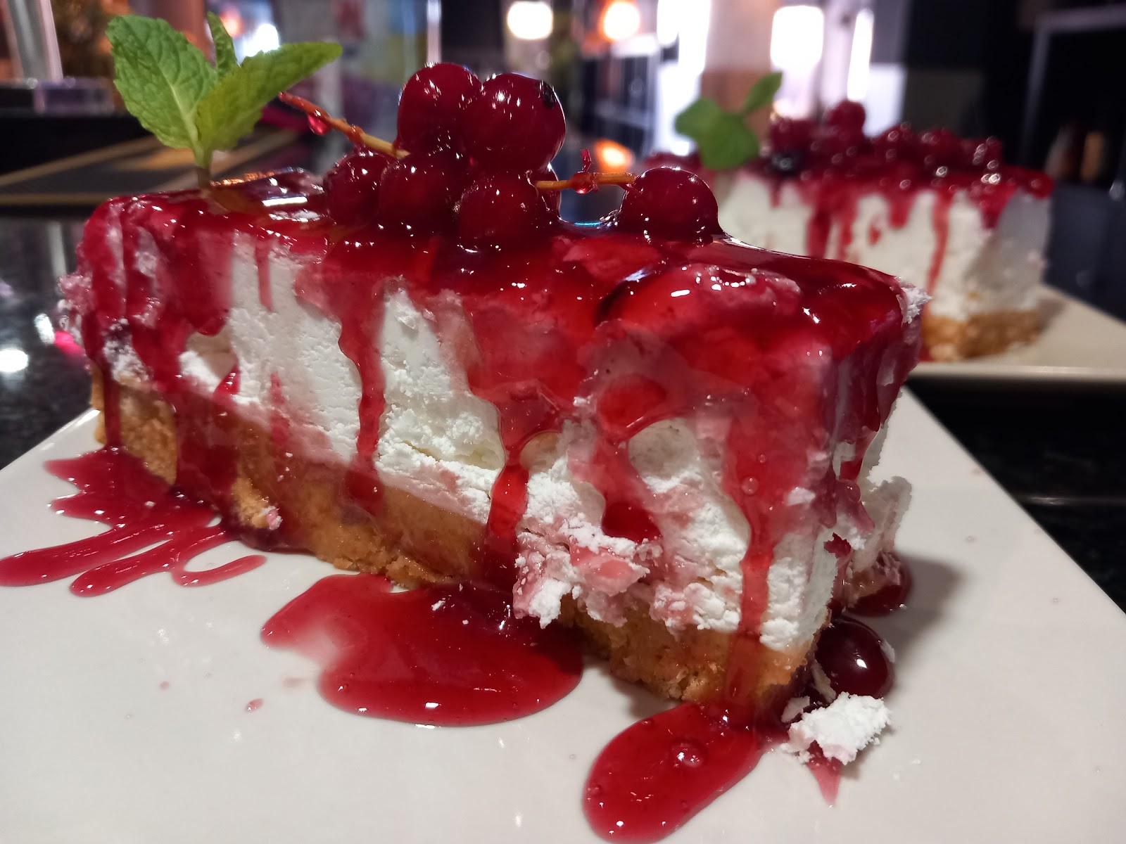 Cheesecake com calda de frutos vermelhos.