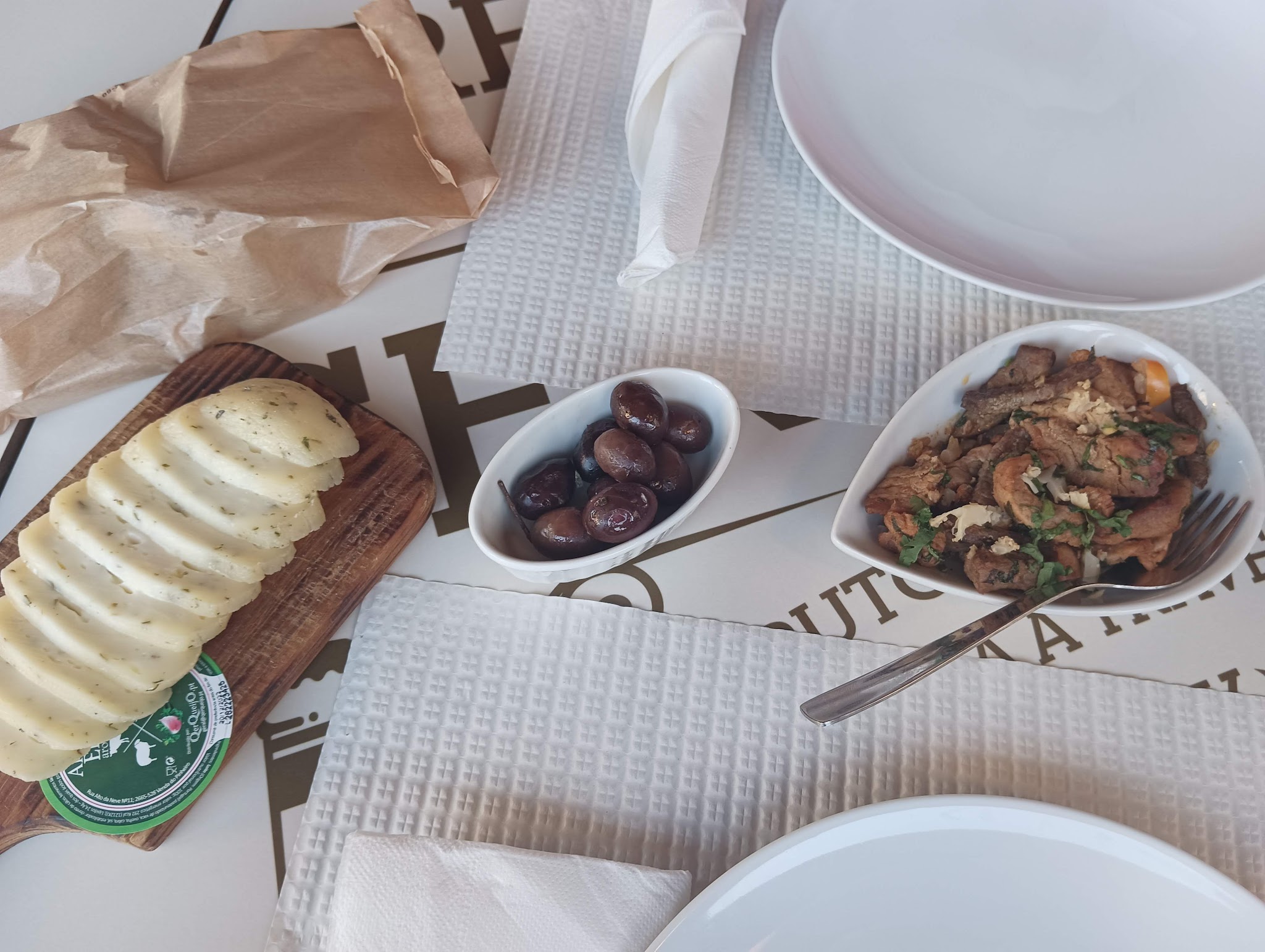 Entradas: broa caseira, azeitonas e carne grelhada picada.