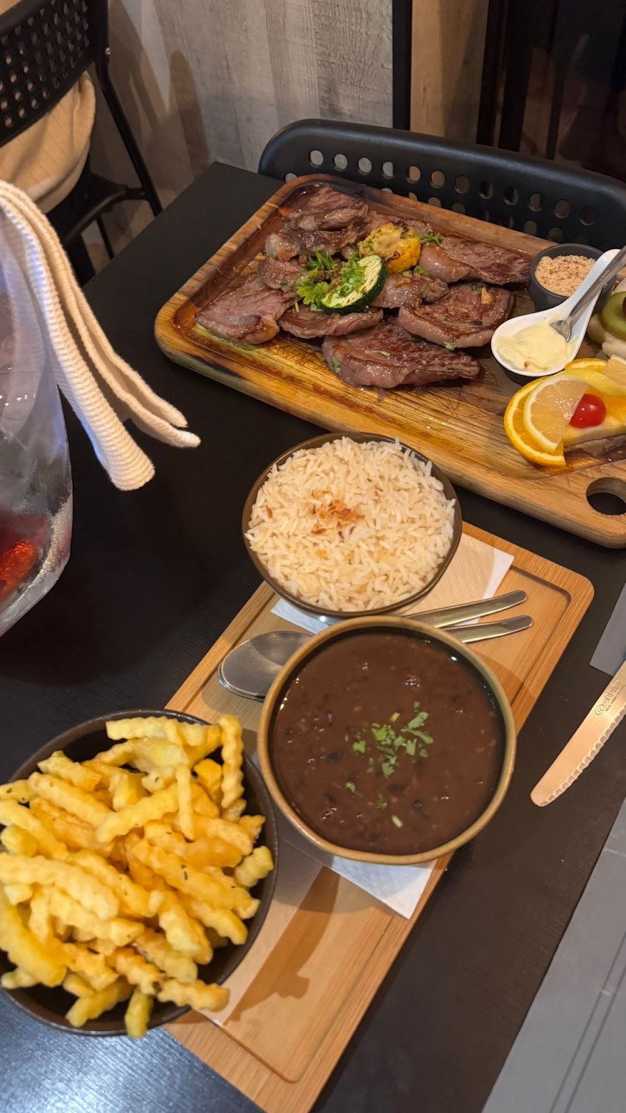 Picanha, arroz e feijão preto.