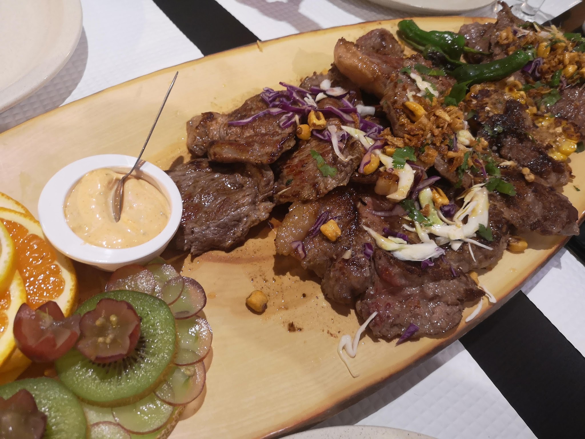 Picanha laminada com couve roxa e amêndoa.