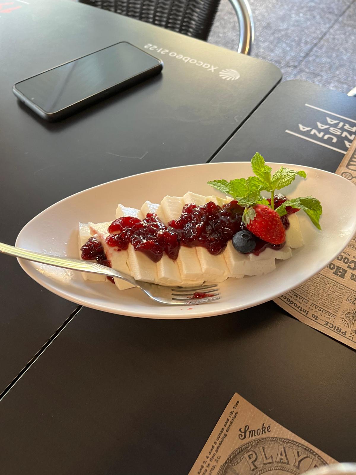 Semifreddo da casa com calda de frutos vermelhos